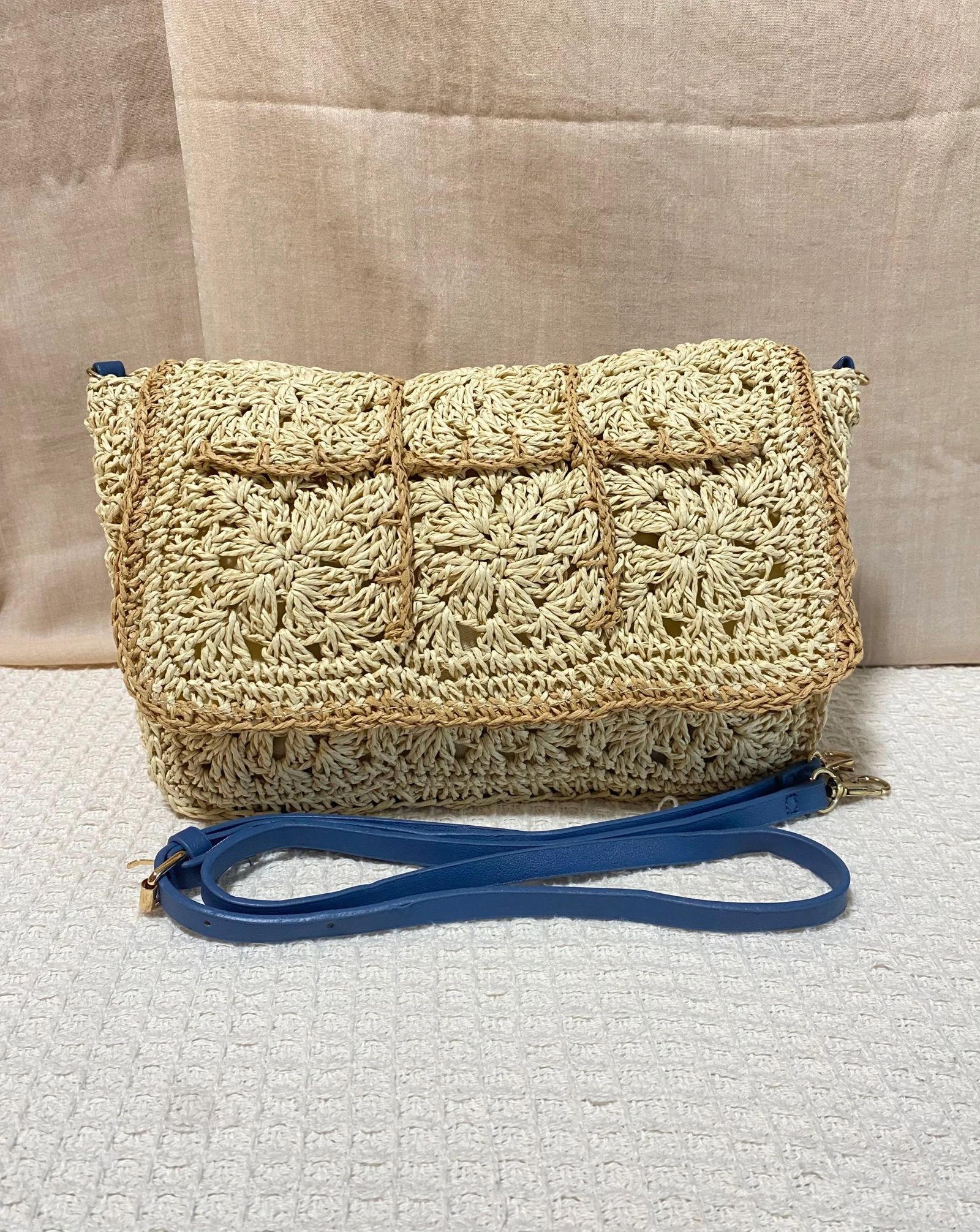 Bolso bandolera de rafia con tira azul
